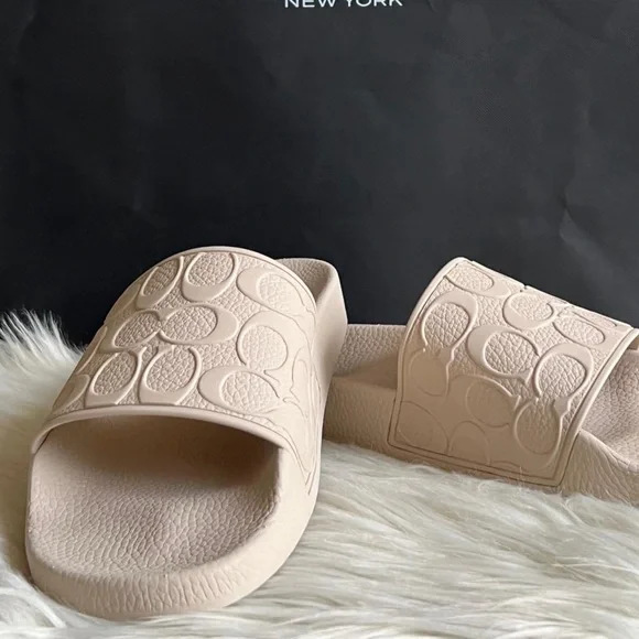 C7092 - Coach Signature Pool Slide - Picture 2 of 10